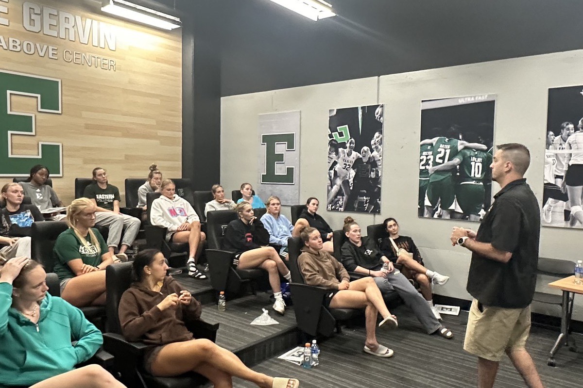 Pete Foldes teaching a full room